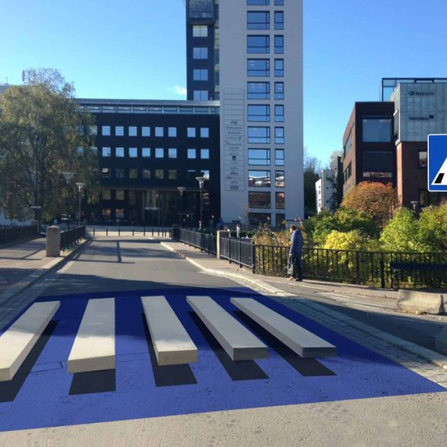 Vegmerking som viser optisk illusjon av svevende fotgjengerfelt