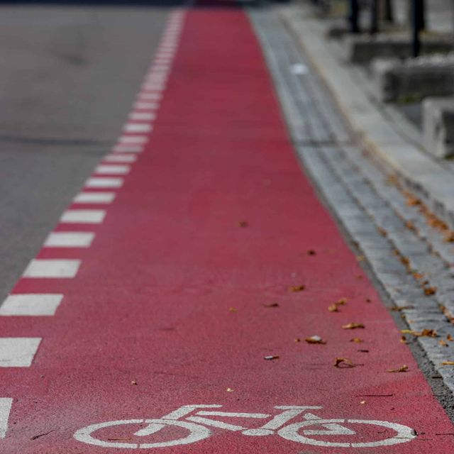 Rødt sykkelfelt med ikon av sykkel