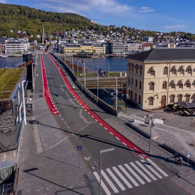 Røde sykkelfelt over bro